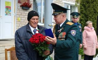 Спасатели Витебской области поздравили ветерана Великой Отечественной войны Ивана Кожара с приближающейся годовщиной Победы